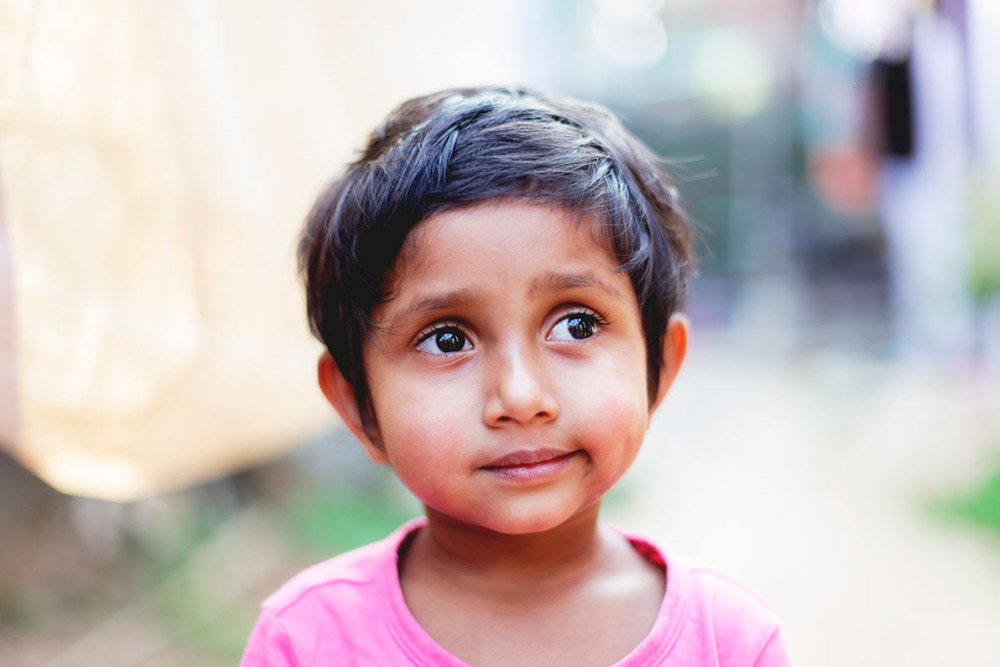 Portrettbilde av liten Indisk jente i rosa t-skjorte
