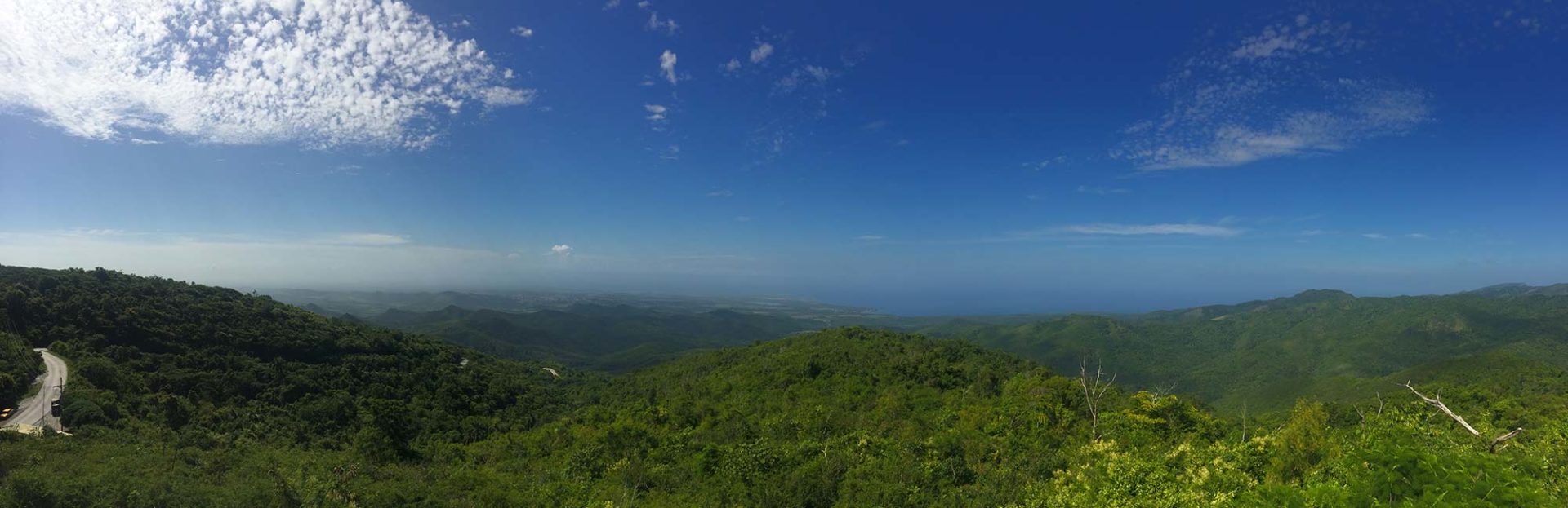 Panoramabilde av et grønt, rullende landskap i Cuba