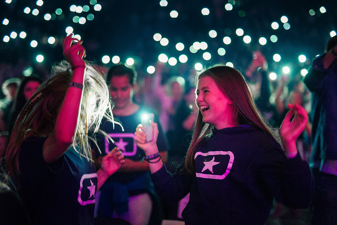 To Soul Children-jenter på konsert med lys fra mobiltelefoner i bakgrunnen