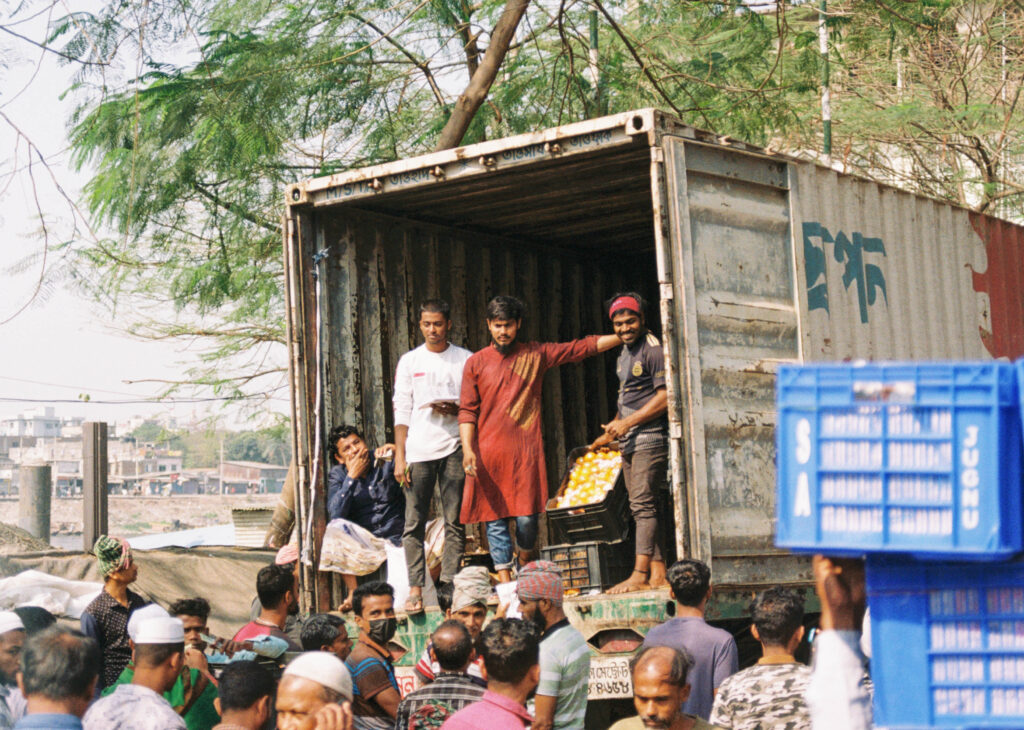 Varelevering i gamlebyen i Dhaka i Bangladesh