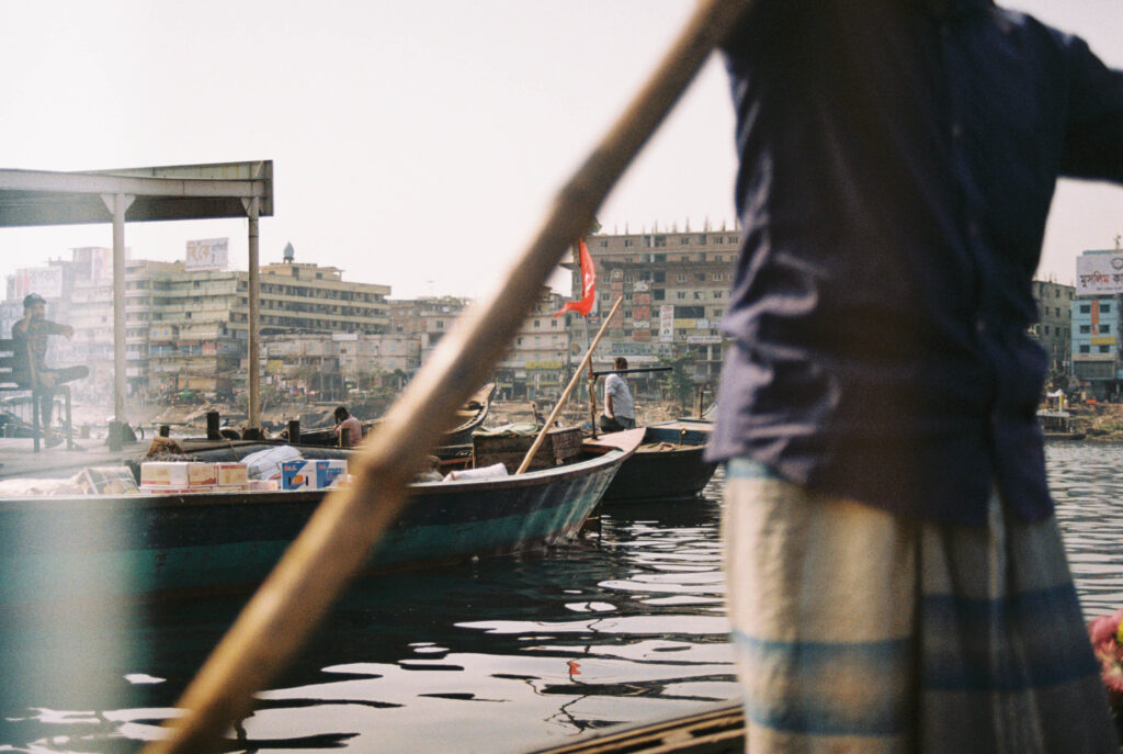 Båter på elven Buriganga i Dhaka