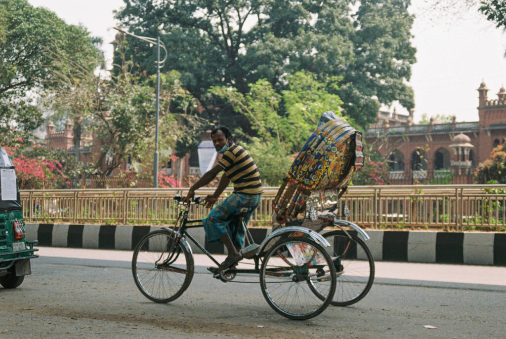 Rickshaw sjåfør i Dhaka, Bangladesh