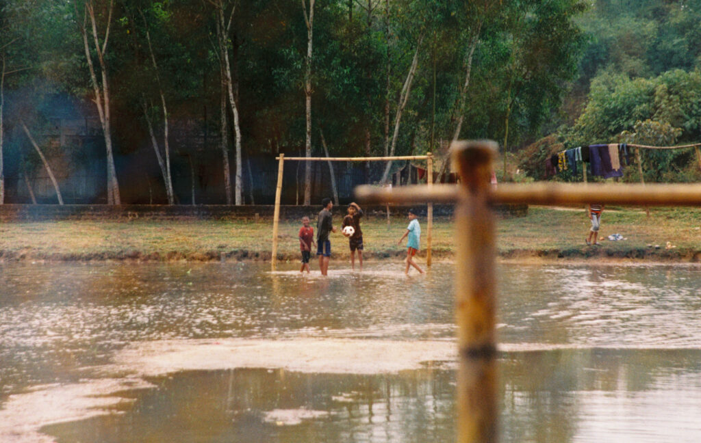 Gutter spiller fotball i Sylhet, Bangladesh