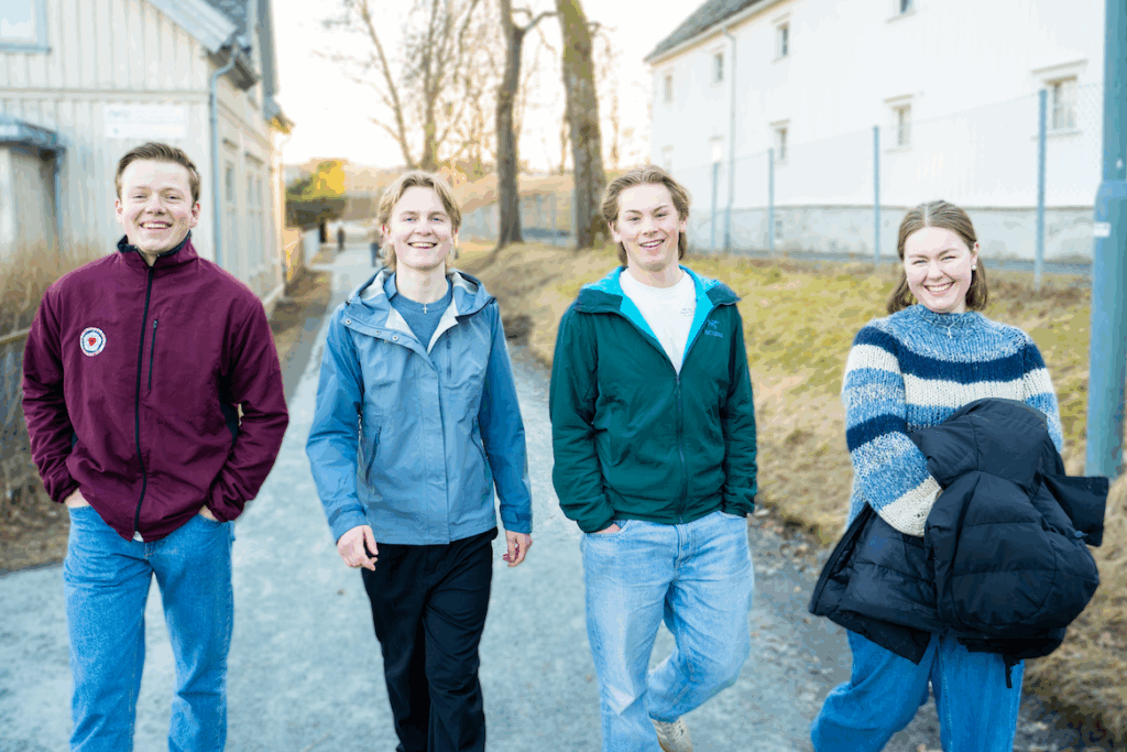 4 unge mennesker som smiler
