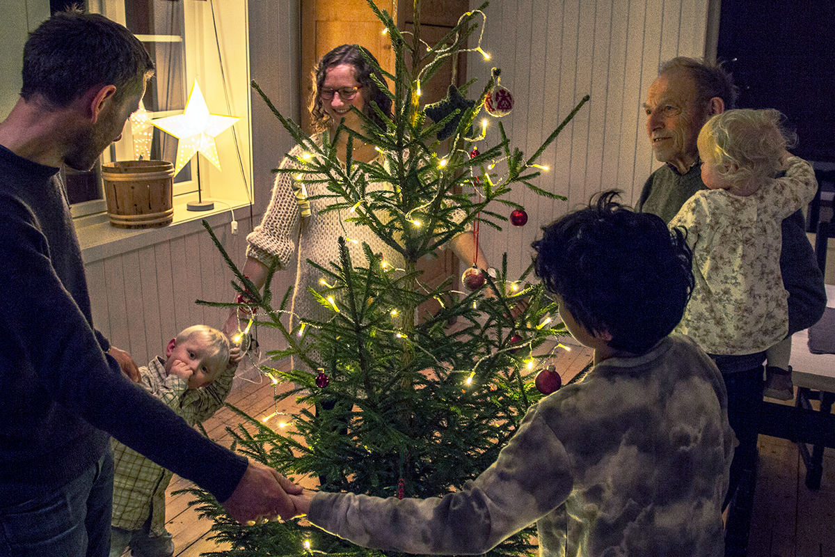 En av de mest utbredte tradisjonene i Norge er å gå rundt juletreet. For kantor Gunnar Melbø er juletregangen mer enn bare bare tradisjon.