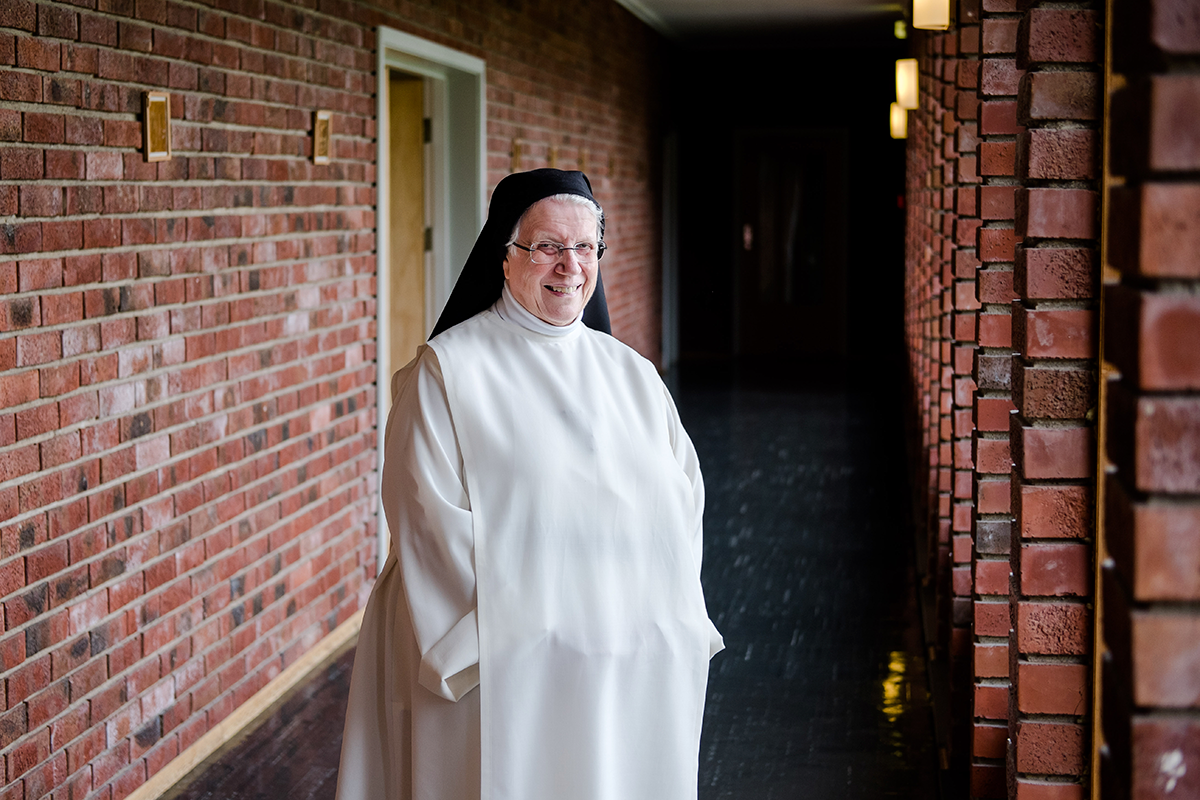 Livet som nonne er ifølge søster Anne-Lise både ensformig og interessant der tidebønnen setter hverdagsrytmen.